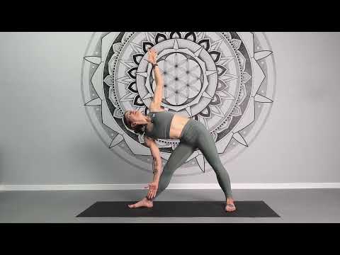 Meister Dreieckspose (Trikonasana): Expertentipps für die perfekte Ausrichtung, Vorteile und Variationen